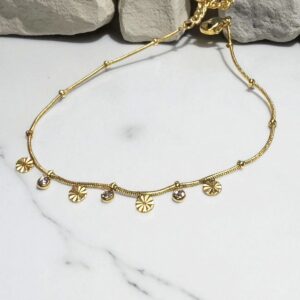 Pulsera en acero dorado en colad de ratón con dijes de flores y cironitas