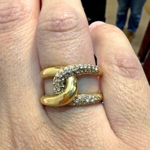 Anillo en Acero Dorado Cruzado Liso y Circonitas