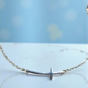 Collar Cruz Tumbada en Acero Plateado