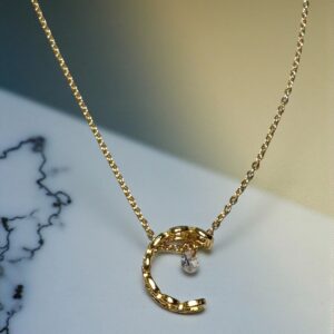 Collar Calado con Piedra Colgada en Acero Dorado