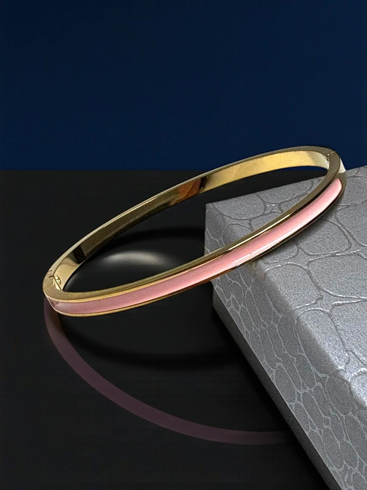 Pulsera Rìgida con Lacado en Rosa de Acero Dorado