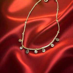 Pulsera dijes y brillantes en acero dorado