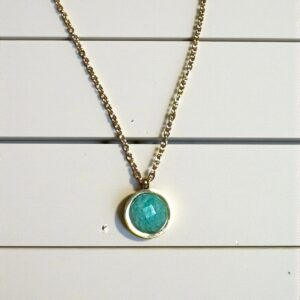 Collar en Acero Dorado con Piedra en Verde