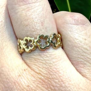 Anillo en Acero Dorado con Flores Caladas