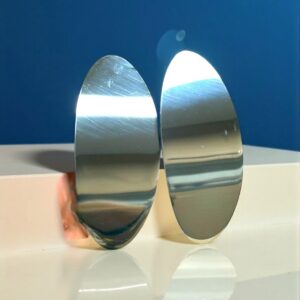 Pendiente Forma Oval Grande en Acero Plateado