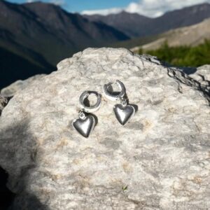 Pendiente Aro en Acero Plateado con Corazón Colgado