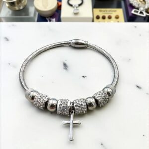 Pulsera RÍgida en Acero Plateado Cruz y Bolas con Brillantes