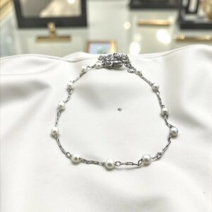 Pulsera en Acero Plateado con Perlas
