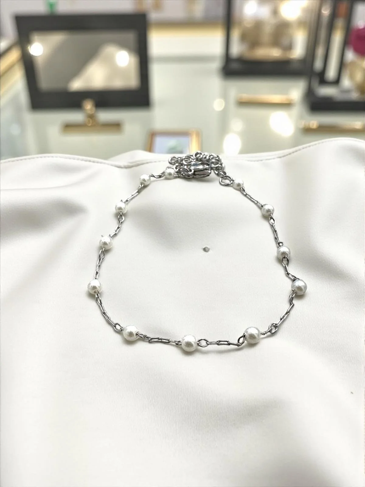 Pulsera en Acero Plateado con Perlas