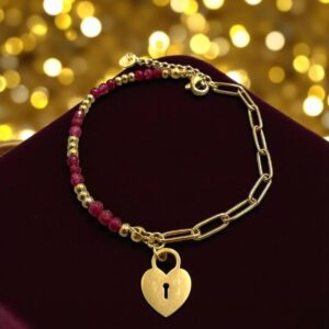 Pulsera en Acero Dorado con Cadena y Piedras Rojas con Adorno de Candado