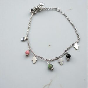 Pulsera en Acero Plateado con Dijes en Forma de Mano y Bolitas