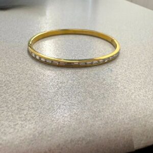 Pulsera Rígida con circonitas rectangulares en acero dorado