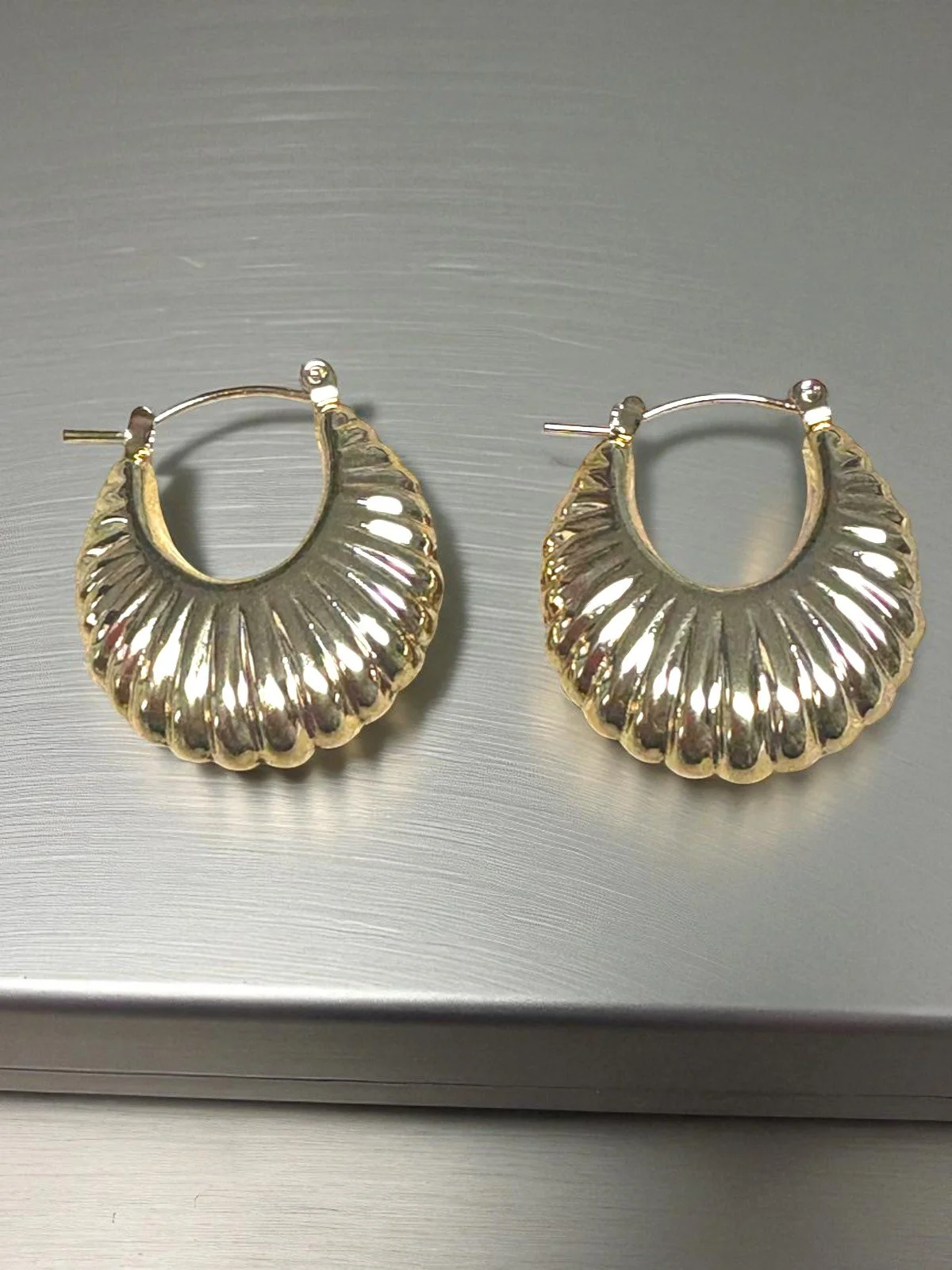 Pendientes en acero dorado forma concha