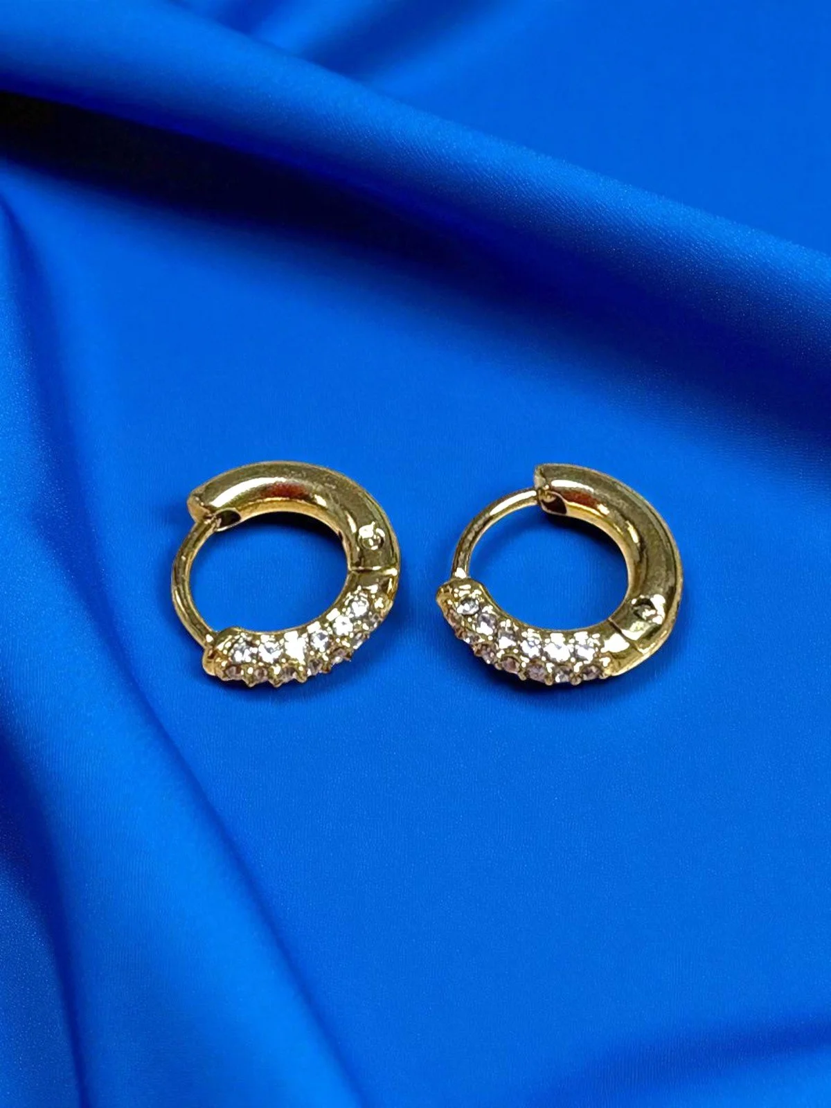 Pendientes aro pequeños en acero dorado con circonitas