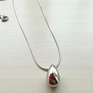 Collar fino en acero plateado con colgante en forma de gota pequeña