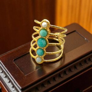 Anillo en acero dorado piedras en blanco y verde