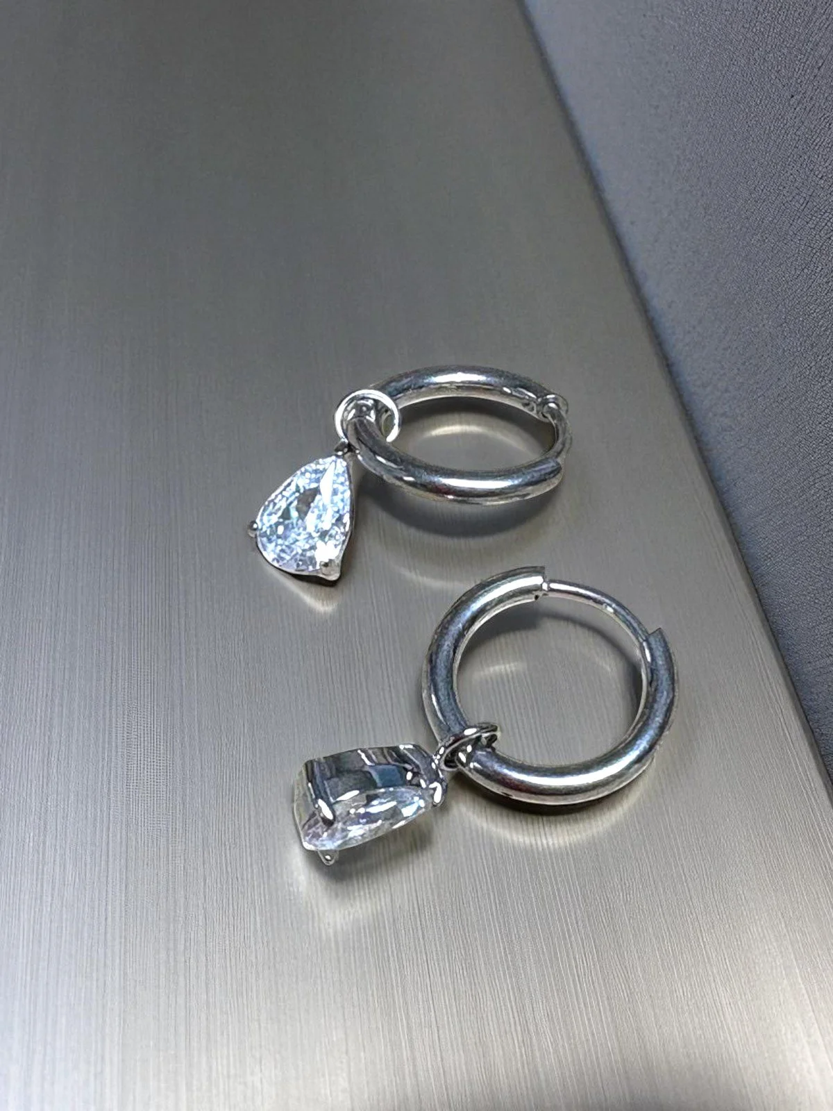 Pendientes aro con solitario blanco en acero plateado
