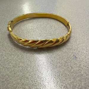 Pulsera rígida con adorno tipo cordón en acero dorado