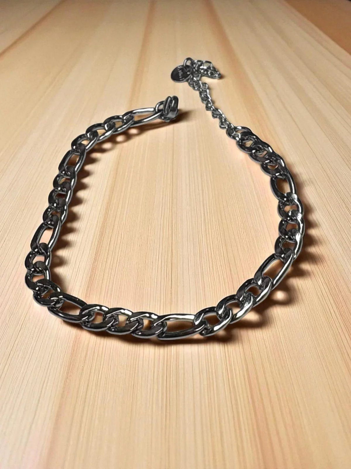 Pulsera en acero plateado con eslabones irregulares