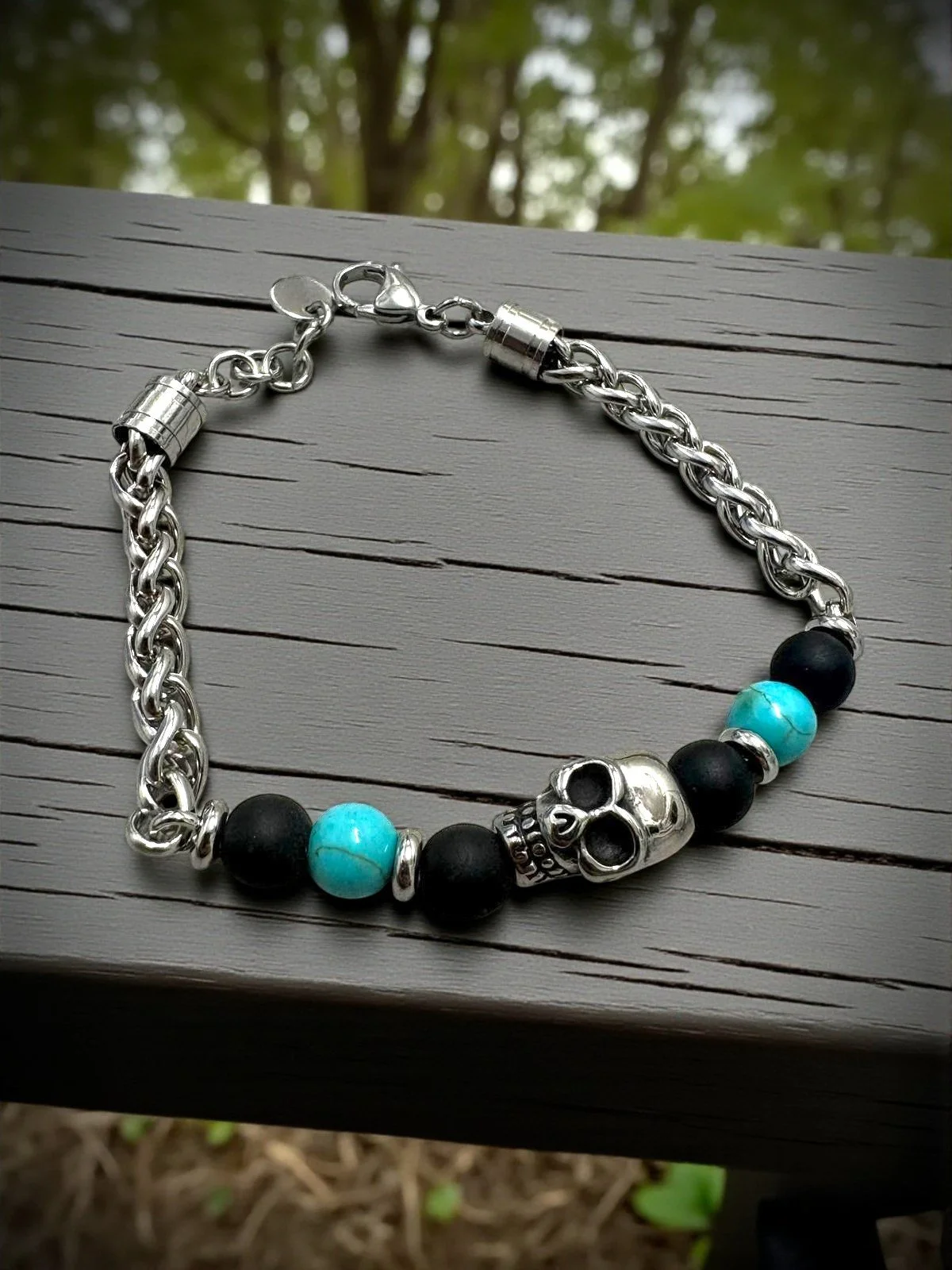 Pulsera Acero Plateado con Bolas en Negro y Azul con Calavera