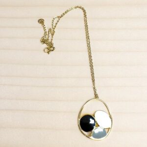 Collar en Acero Dorado con Colgante Ovalado Lacado en Negro Blanco Y Gris