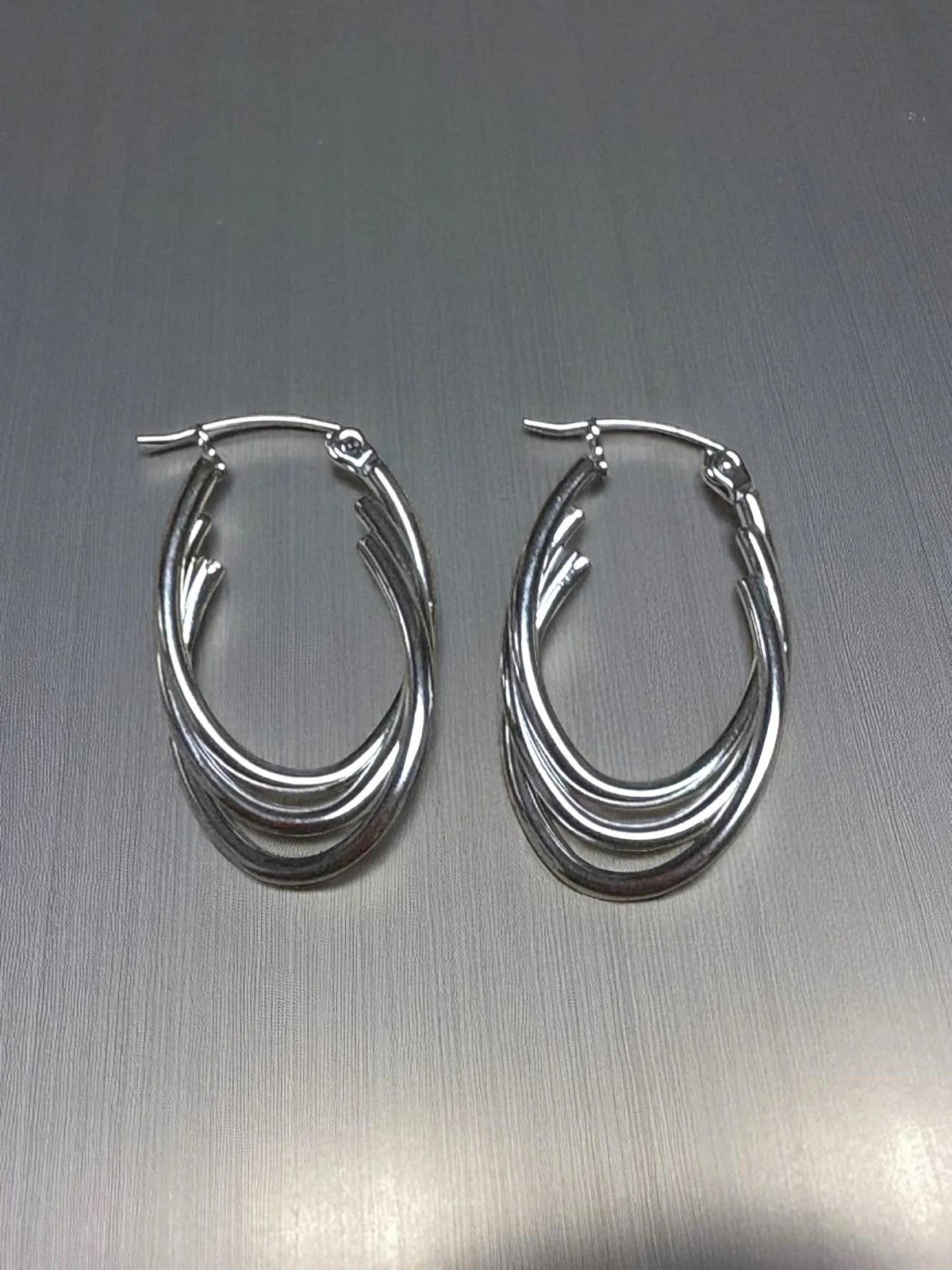 Pendientes en acero plateado ovalado triple aro efecto cruzado
