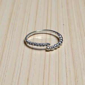 Anillo abierto bolitas y circonitas en acero plateado