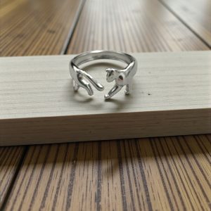 Anillo gato en acero plateado