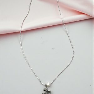 Collar fino en acero plateado con cerezas y perla