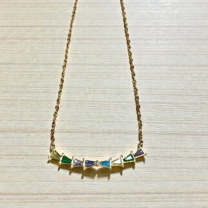 Collar circonitas triangulares de colores en acero dorado