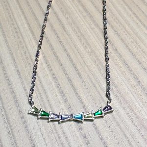 Collar circonitas triangulares de colores en acero plateado