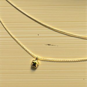 Collar fino doble con colgante flor en acero dorado
