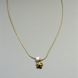 Collar fino con flor y perla en acero dorado