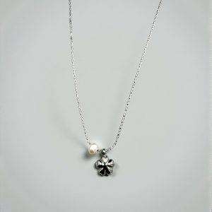 Collar fino con flor y perla en acero plateado