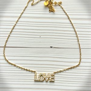 Collar LOVE en acero dorado