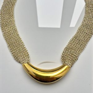 Gargantilla de malla dorada con adorno en acero dorado