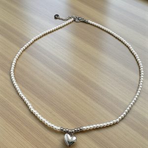 Collar perlas con corazón en acero plateado