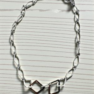 Collar formas rombo acero plateado