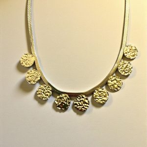 Collar con chapas redondas en acero dorado