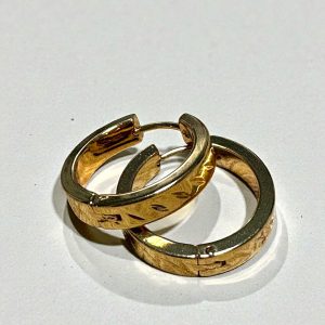 Pendiente aro detalle rayado en acero dorado