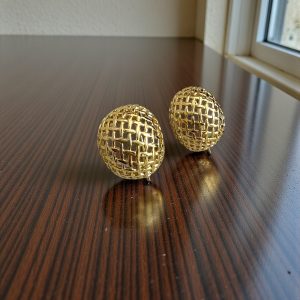 Pendientes bola calada en acero dorado