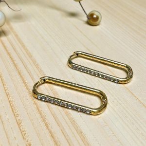 Pendiente rectángulo fino con circonitas en acero dorado