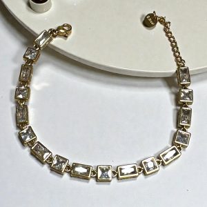 Pulsera circonitas cuadradas en acero dorado