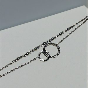 Pulsera doble anillos entrelazados en acero plateado